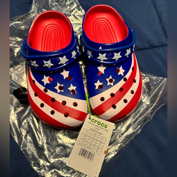 Crocs size J3 NWT American flag - Picture 2 of 3